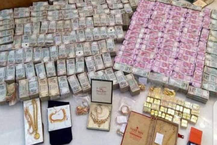 आयकर विभाग ने की छापेमारी