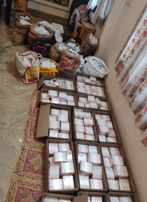 आयकर विभाग ने की छापेमारी