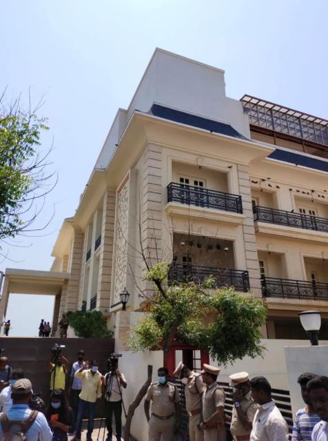 आयकर विभाग ने की छापेमारी