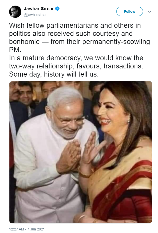 प्रधानमंत्री मोदी ने नीता अंबानी के आगे हाथ जोड़ा