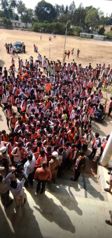 ਕਰਨਾਟਕ ਵਿਖੇ ਹਿਜਾਬ ਵਿਵਾਦ ਦੇ ਵਿੱਚ ਕਾਲਜ 'ਚ ਤਿਰੰਗਾ ਹਟਾ ਕੇ ਨਹੀਂ ਲਗਾਇਆ ਗਿਆ ਭਗਵਾ ਝੰਡਾ, ਗੁੰਮਰਾਹਕੁਨ ਦਾਅਵਾ ਵਾਇਰਲ