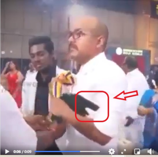 நடிகர் விஜய் தலையில் அணிந்திருந்த விக் கழண்டதாக பரவும் வீடியோ - 3