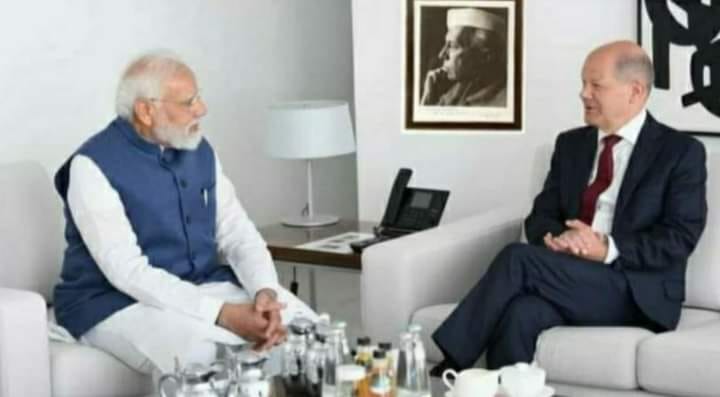 பிரதமர் மோடி-ஜெர்மன் பிரதமர் சந்திப்பில் ஜவஹர்லால் நேரு படம் இடம்பெற்றதாக பரவும் புகைப்படம்