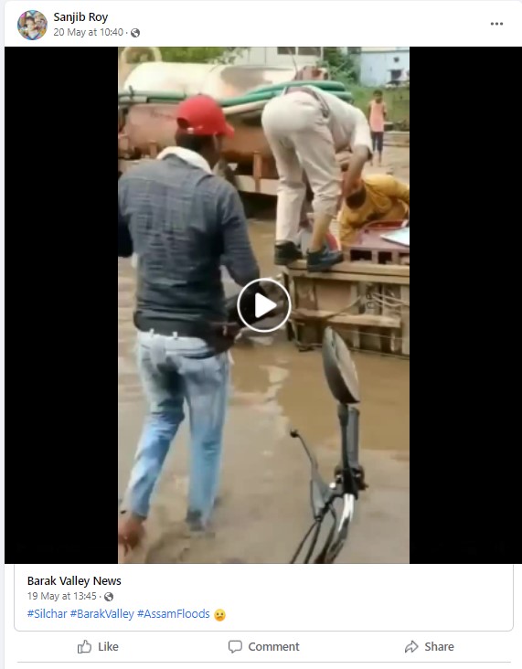 This Video of Policemen Rescuing Themselves After Rickshaw Overturns is NOT Related To Assam Floods
