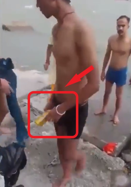 மது குவளையை கொண்டு செல்லும் இளைஞர்