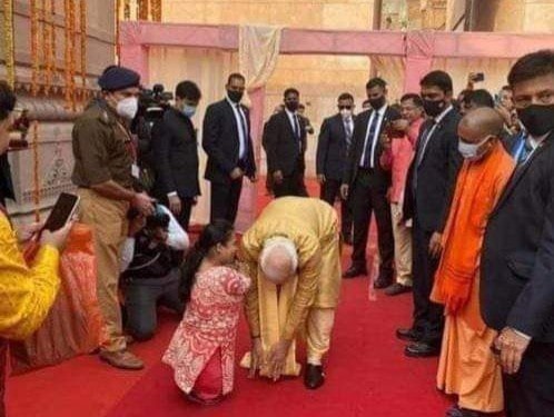 ஐஏஎஸ் அதிகாரி ஆர்த்தி டோக்ரா காலில் பிரதமர் மோடி விழுந்து வணங்கியதாக பரவும் தகவல் 