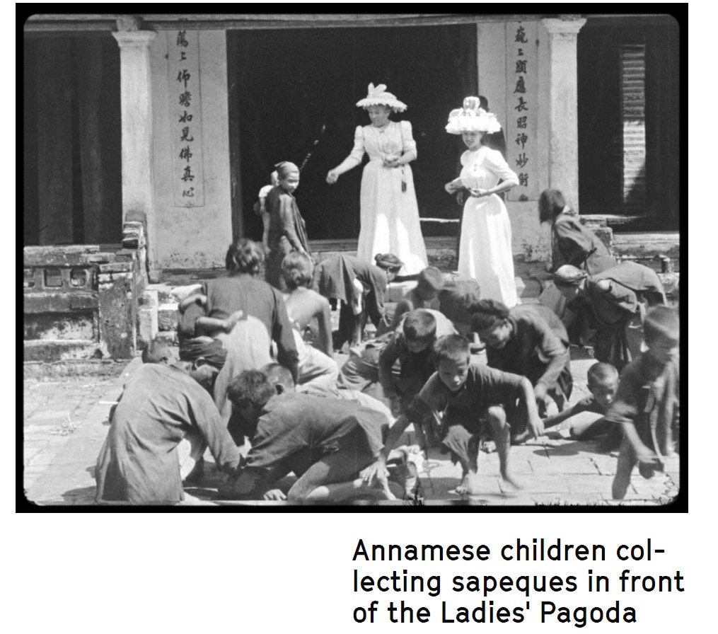 ராணி இரண்டாம் எலிசபெத் மக்களுக்கு உணவை தூக்கி  - 01