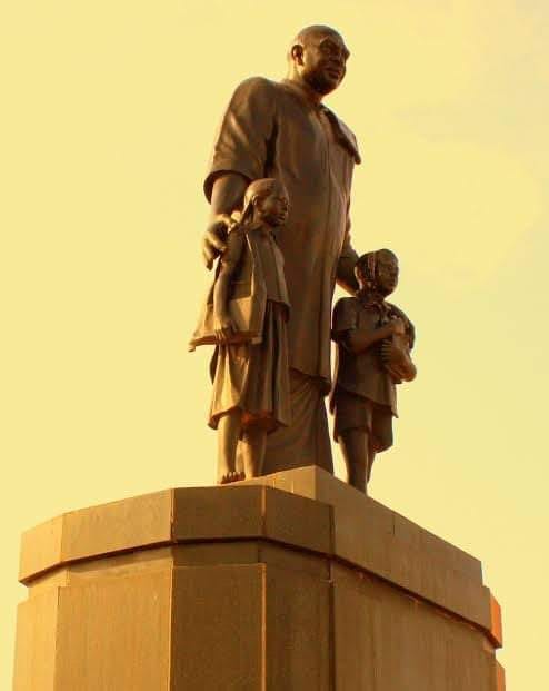 உத்திரப் பிரதேசத்தில் 101 அடி காமராஜர் சிலையை யோகி அரசு திறந்து வைத்துள்ளதாக பரவும் தகவல்