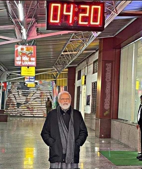 பிரதமர் மோடி 4:20 என்று மணி காட்டும் கடிகாரத்தின் கீழ் நிற்பதாக பரவும் புகைப்படம் - 04