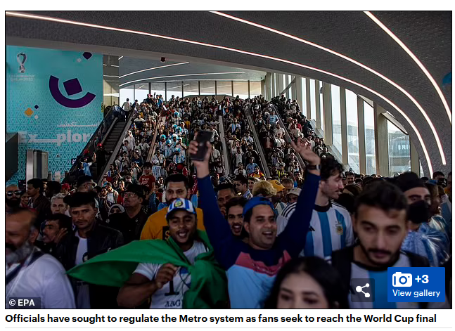 દુબઇમાં ફિલ્મ પઠાણ જોવા ભારે ભીડ ઉમટી પડી હોવાના ભ્રામક દાવા સાથે જૂનો વિડીયો વાયરલ