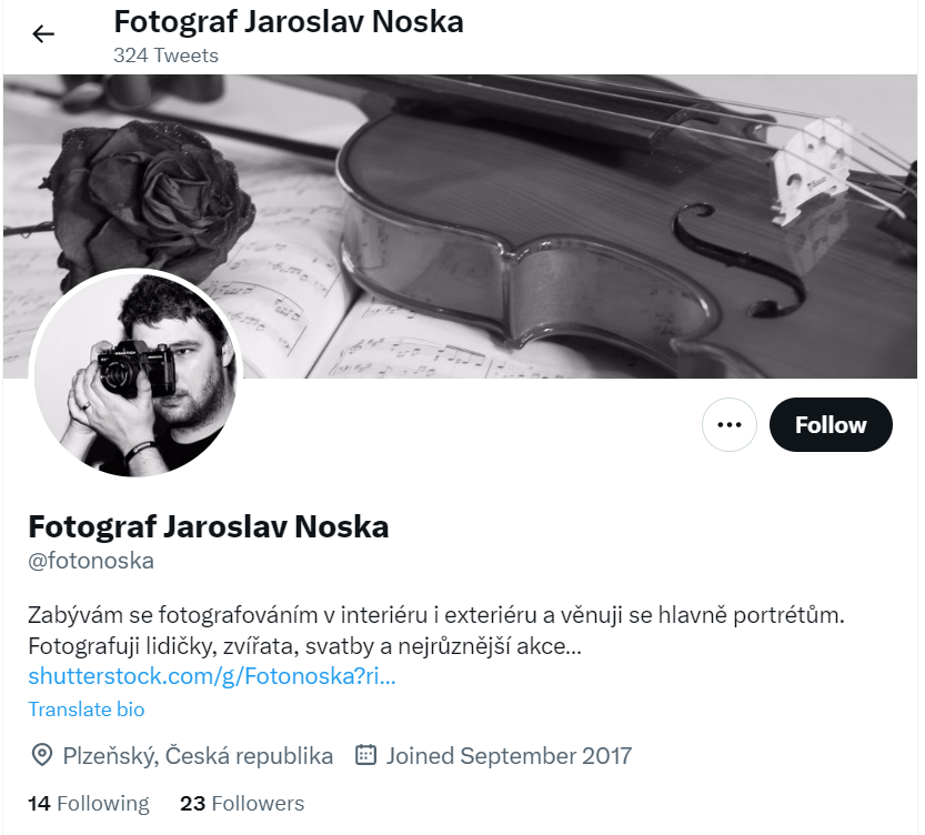 ढिगाऱ्याखाली दबलेल्या व्यक्ती शेजारी बसलेल्या कुत्र्याचा फोटो अलीकडील तुर्की भूकंपातला आहे.