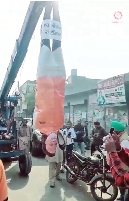 ਪ੍ਰਧਾਨ ਮੰਤਰੀ ਨਰਿੰਦਰ ਮੋਦੀ ਦੇ ਪੁਤਲੇ ਨੂੰ ਕਰੇਨ ਨਾਲ ਹਾਲ ਹੀ ਵਿੱਚ ਪੁੱਠਾ ਲਟਕਾਇਆ ਗਿਆ