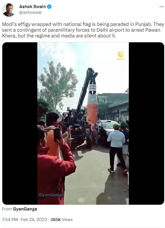 ਪ੍ਰਧਾਨ ਮੰਤਰੀ ਨਰਿੰਦਰ ਮੋਦੀ ਦੇ ਪੁਤਲੇ ਨੂੰ ਕਰੇਨ ਨਾਲ ਹਾਲ ਹੀ ਵਿੱਚ ਪੁੱਠਾ ਲਟਕਾਇਆ ਗਿਆ