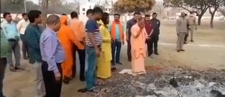 યોગી આદિત્યનાથે એક શહીદ કોન્સ્ટેબલની ચિતાની રાખ પોતાના કપાળ પર લગાવી હોવાના વાયરલ વિડીયોનું સત્ય