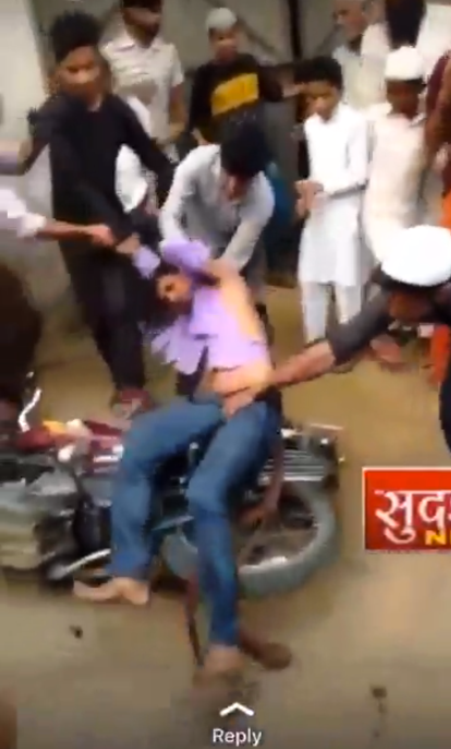 Fact Check: मुस्लिम जमावाने तरुणाला मारहाण करून तलवारीने त्याची मान कापल्याचे दृश्य खरे आहे का? ही घटना कुठे घडली आहे?
