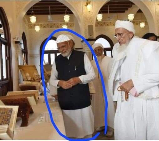 இஸ்லாமியர் அணியக்கூடிய தொப்பியுடன் பிரதமர் மோடி இருப்பதாக சமூக வலைத்தளங்களில் பரவும் புகைப்படம்