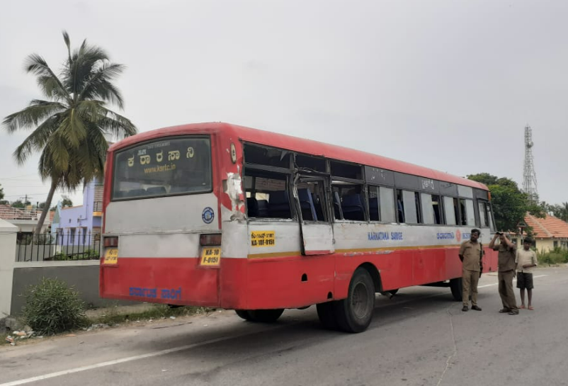 कर्नाटकात मोफत बस प्रवास योजनेचा लाभ घेण्याच्या प्रयत्नात महिलेने हात गमावला? नाही, व्हायरल दावा खोटा आहे