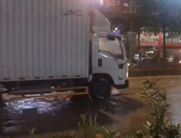  ਸੜਕ 'ਤੇ ਟੋਏ ਦੀ ਇਹ ਵੀਡੀਓ ਲਖਨਊ ਦੀ ਹੈ