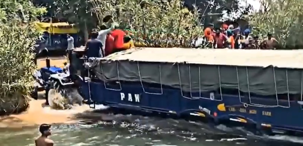 ট্রাক্টর চালিয়ে জলাশয়ে পাড়াপাড়ে Image 3